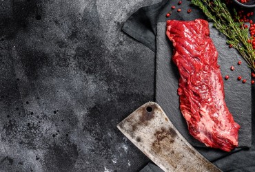 Raw,Skirt,,Machete,Steak,With,Pink,Pepper,And,Thyme.,Black